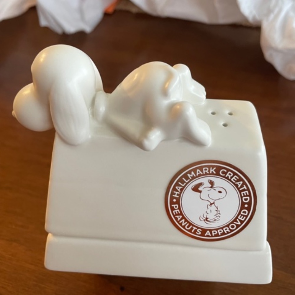 Hallmark Peanuts Snoopy on Doghouse Stacking Salt and Pepper Shakers, NWT